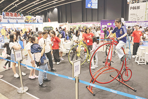 ◎ 七月十五日,與香港書展同期舉行的運動消閒博覽二零二六開幕,活動匯聚多元運動體驗、健身產品及學遊活動,鼓勵市民培養健康生活習慣。(香港中通社記者 謝光磊 攝)