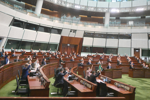 ◎ 七月十七日,香港特區立法會三讀通過《皇崗口岸港方口岸區條例草案》。圖為香港特區立法會議員舉手投票通過上述條例草案。(中新社記者陳永諾 攝)