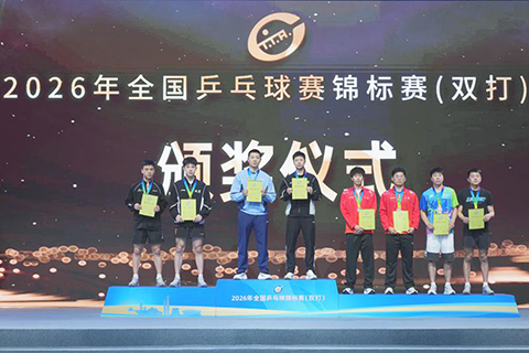 ◎ 七月十九日,冠軍馬龍(左四)/許昕(左三)、亞軍黃友政(左二)/向鵬(左一)、季軍林高遠(右四)/袁烜松(右三)、季軍袁勵岑(右一)/徐瑛彬在頒獎儀式上。在湖南長沙舉行的二0二六年全國乒乓球錦標賽(雙打)男雙決賽中,馬龍(北京八喜男一隊)/許昕(上海地產集團男一隊)三比0戰勝對手黃友政(北京八喜男一隊)/向鵬(浙江Xuperman男一隊),獲得冠軍。(新華社記者 薛宇舸 攝)