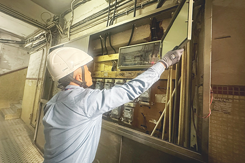 ◎ 電力專營公司人員檢視舊區樓宇內部公共電力裝置的運行情況及維護水平。
