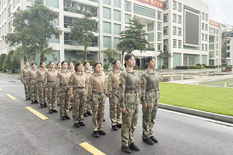 ◎ 學員進行軍事活動訓練。