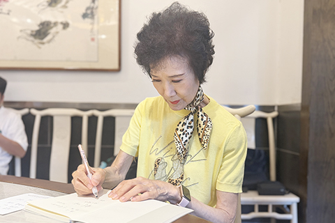 ◎ 七月二十日,台胞吳靜嫻在安徽巢湖畔一家餐廳內給晚輩寫寄語。(中新社記者儲瑋瑋 攝)