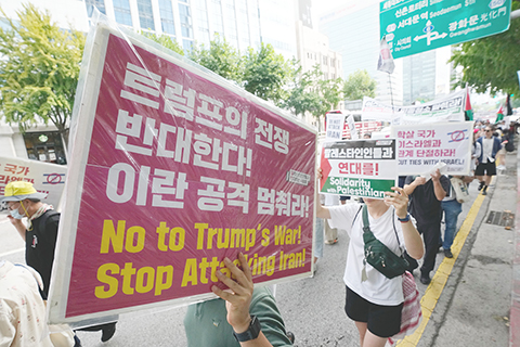 ◎ 七月廿五日,韓國首爾,支援巴勒斯坦人民團結組織成員在一場譴責美國對伊朗發動攻擊的集會上遊行。(美聯社照片/安永俊)