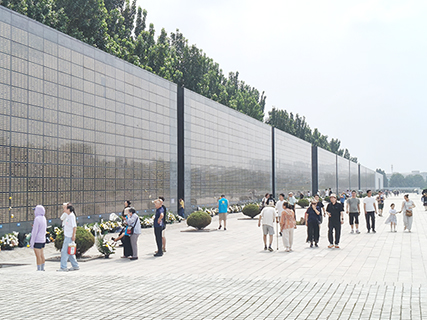 7月27日,唐山地震遺址紀念公園裡,當地民眾來到紀念牆下祭奠大地震中罹難的親人。(王夏菲 攝)