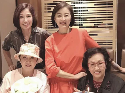 ◎ 近年難得的一次聚會:甄珍(前左)、葛蘭、林青霞、姚煒(後左)。