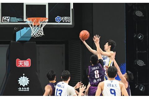 ◎ 八月三日,韓國延世大學隊員投籃。近日,第二屆亞洲大學生籃球聯賽(AUBL)在浙江杭州濱江區舉行,十二支亞洲高校籃球隊展開對抗。(中新社記者 王剛 攝)