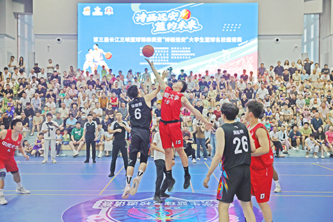 ◎ 八月五日晚,第三屆長江三峽籃球錦標賽暨“詩畫遠安”大學生籃球名校邀請賽在湖北省遠安縣開賽。此次賽事設置高校邀請組、地方組兩大組別,來自全國七個省、直轄市的十支高校隊伍,以及湖北仙桃、秭歸、興山、遠安等十二支縣市區球隊參賽。當晚的揭幕戰上,中南大學與山東大學展開激烈角逐,最終比分定格為七十四比七十八。圖為雙方球員跳球。(中新社記者 董曉斌 攝)