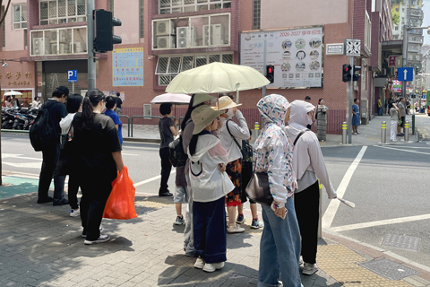 ◎ 氣象局表示,受熱帶氣旋「白海豚」外圍下沉氣流影響,本澳未來數日天氣持續非常酷熱,高溫可能觸發午後強雷雨及強烈陣風。展望下周中至後期,受西南氣流影響,雲量及驟雨逐漸增多。昨日,橙色高溫提示持續生效,面對如此大熱天時,市民可謂做足防曬措施,雨傘、帽子、防曬衣通通上陣。「裝備」不足的則「搵地匿」,總之能躲即躲,不想再和陽光玩遊戲。