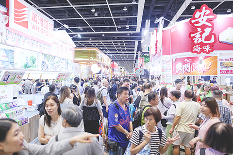 ◎ 八月十三日,香港美食博覽二0二六一連五日香港會議展覽中心舉行,吸引大批市民及旅客入場。美食博覽匯聚各地特色食品及飲品,由零食小吃、參茸海味到各地特色美食一應俱全。場內人流暢旺,掀起盛夏美食消費熱潮。(香港中通社記者 陳奕啟 攝)