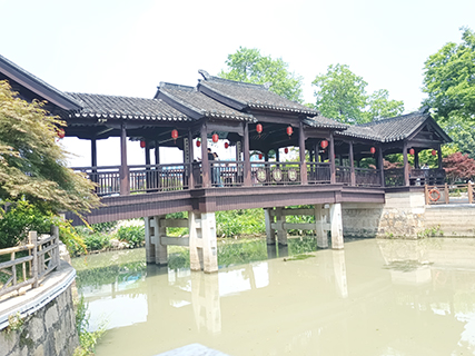 經過這風雨橋才到楓橋
