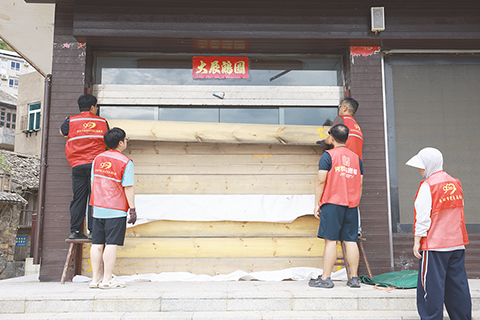 ◎ 八月二十七日,社區工作人員在東沙漁村遊客中心門口加裝防浪板。今年第十八號台風「沙德爾」來勢汹汹,逐漸向浙江沿海靠近。浙江台州玉環坎門街道繼台風「巴威」「白海豚」後,再迎「沙德爾」考驗。當地民眾搶抓台風登陸前的窗口期,進一步完善防台工作。(中新社記者 孫楊洋 攝)