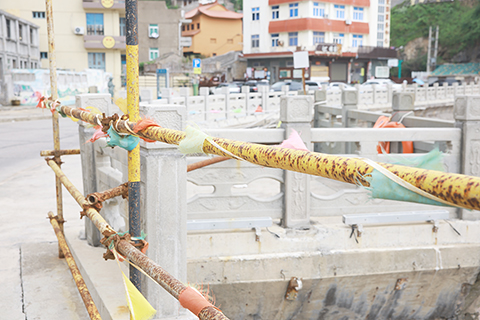 ◎ 八月二十七日,沿海近百米護欄此前因台風「巴威」被浪打倒,目前用鋼管暫時替代,待台風季過後再行整修。今年第十八號台風「沙德爾」來勢汹汹,逐漸向浙江沿海靠近。浙江台州玉環坎門街道繼台風「巴威」「白海豚」後,再迎「沙德爾」考驗。當地民眾搶抓台風登陸前的窗口期,進一步完善防台工作。(中新社記者 孫楊洋 攝)