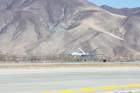 ◎ 西部戰區空軍連續三天起飛無人機,對西藏吉隆口岸地區受災核心區進行長航時、大範圍、近距離勘察。圖為八月二十六日,西部戰區空軍某部無人機起飛赴災區勘察。(中新社發 曹潤髮 攝)