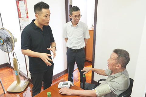 ◎ 衛生局、社工局代表於酷熱天氣下探訪長者並送上關懷。