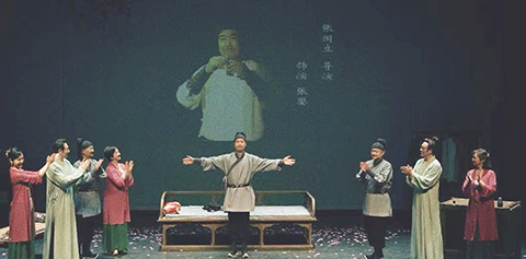 ◎ 由張國立導演並主演、八七年版電視劇《紅樓夢》一眾演員聯袂出演的話劇《我愛桃花》於香港上演。(主辦方供圖)