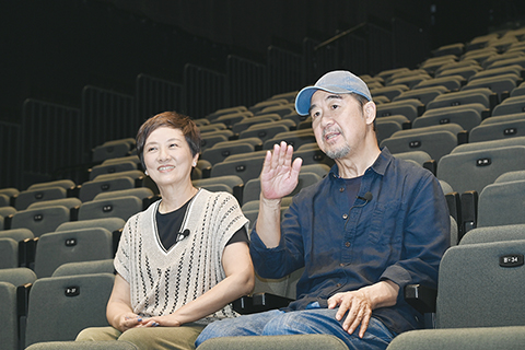 ◎ 張國立(右)與鄧婕接受中新社記者專訪。(中新社記者李志華 攝)