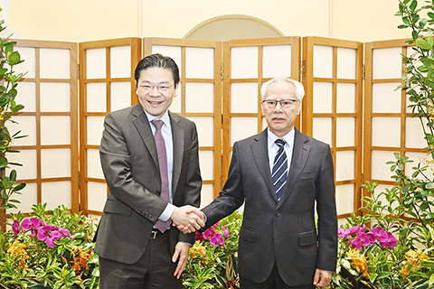 ◎ 行政長官岑浩輝與新加坡總理兼財政部長黃循財親切握手。
