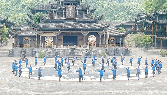 8月17日,湖南湘西龍山縣惹巴拉景區內,演職人員在排練土家族擺手舞。(彭繼容 攝)