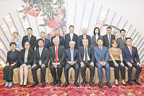 ◎ 行政長官岑浩輝與馬來西亞僑領和商會代表會面及合影。