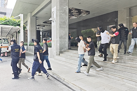 ◎ 五名內地男子涉搶劫「換錢黨」失手就擒。