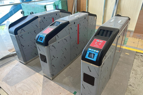 ◎ 全線輕軌車站陸續安裝具有多元電子支付功能的新閘機。