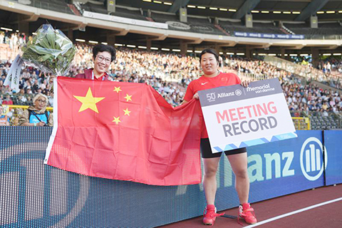 ◎ 九月五日,嚴子怡(右)與教練盧秀榮在奪冠後慶祝。在比利時布魯塞爾舉行的二0二六年鑽石聯賽總決賽女子標槍決賽中,中國選手嚴子怡以六十八米四二的成績奪得冠軍,並創造新的賽會紀錄。(新華社記者 翁忻暘 攝)