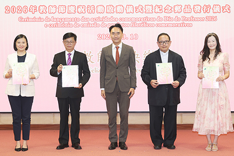◎ 龔志明局長向教育團體致送紀念郵品。