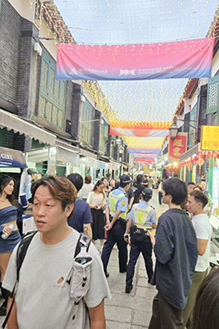 ◎ 福隆新街微醺場面一角。