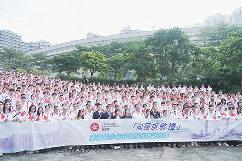 ◎ 九月十八日,「向國旗敬禮」港澳青少年升旗隊代表訪京團在香港西九龍高鐵站舉行出發儀式。圖為嘉賓與訪京團成員在出發前合影留念。( 中新社記者 張祥毅 攝)