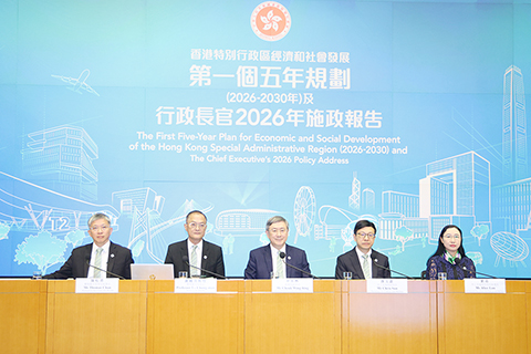 ◎ 九月十八日,香港特區政府政務司副司長卓永興(中)、醫務衞生局局長盧寵茂(左二)、勞工及福利局局長孫玉菡(右二)等官員在政府總部舉行記者會,闡述《香港特別行政區經濟和社會發展第一個五年規劃(二0二六-二0三0年)》和《行政長官二0二六年施政報告》中關於支援長幼、醫療衞生改革議題的相關措施。(香港中通社記者 鄧梓傑 攝)