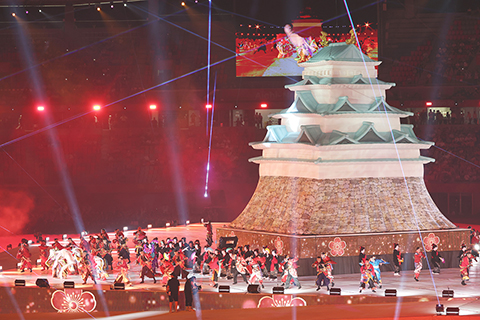 ◎ 九月十九日,第二十屆亞洲運動會開幕式在日本名古屋舉行。圖為演員在開幕式現場表演。(中新社記者 富田 攝)