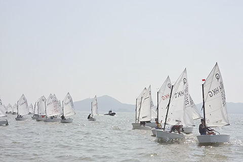◎ 國際小型帆船賽在黑沙海面出發。