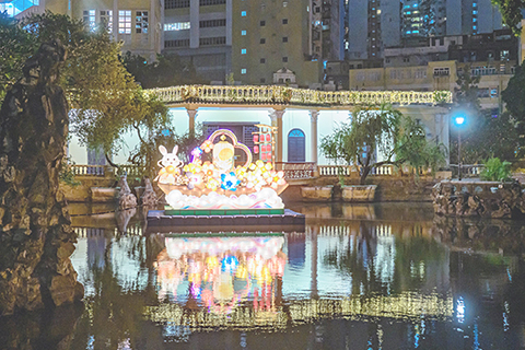 ◎ 盧廉若公園佈置燈飾迎中秋。