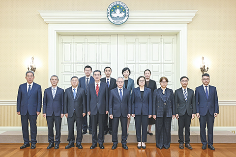 ◎ 行政長官岑浩輝與最高人民法院政治部主任孫鎮平一起合影。
