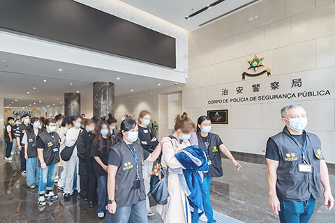◎ 司警搗破操控賣淫案,拘走四十二人。