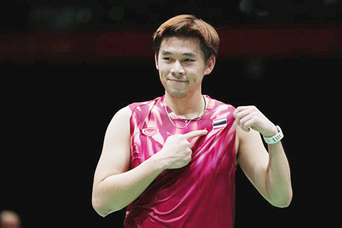 ◎ 九月二十九日,泰國選手昆拉武特獲勝後慶祝。亞運會羽毛球項目男子單打決賽中,泰國選手昆拉武特二比0戰勝新加坡選手駱建佑,獲得冠軍。(新華社記者 李博 攝)