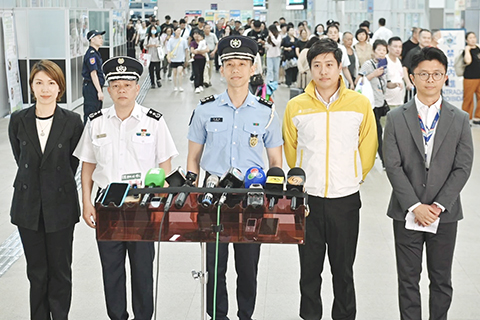 ◎ 治安警察局預計內地十一國慶七天假期,全澳各口岸共五百二十萬至五百四十萬人次出入境,日均七十四至七十七萬人次。