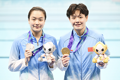 ◎ 九月三十日,亞運會跳水女子三米板決賽中,中國選手陳藝文以五輪總分三百五十八點零五分獲得金牌。另一名中國選手陳佳獲得銀牌。圖為陳藝文、陳佳(左)展示獎牌。(中新社記者 崔楠 攝)