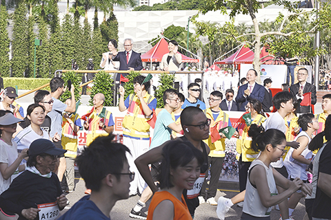 ◎ 行政長官岑浩輝主持澳人齊賀國慶世界步行日歡樂跑」開步禮。