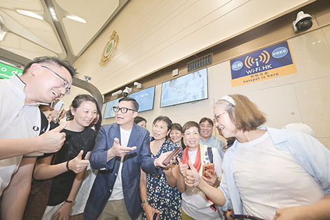 ◎ 十月四日,香港特區保安局舉辦社區體驗日,邀請全港各區的市民實地參觀和遊覽皇崗口岸聯檢大樓港方口岸區。圖為保安局局長鄧炳強(左三)到場視察,並與市民互動交流。(香港中通社圖片)