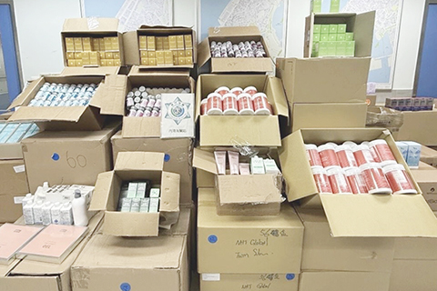 ◎ 本澳海關在「十·一」黃金周,分別在澳門國際機場、橫琴口岸、內港碼頭及關閘口岸,截獲十五宗不法販運個案,合共檢獲總市值約三百四十四萬澳門元的貨物。