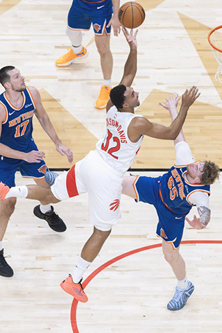 ◎ 十月十三日,速龍隊球員戴維斯(中)上籃。NBA季前賽中,多倫多速龍隊主場一百四十八比九十八戰勝紐約人隊。(新華社發 鄒崢 攝)