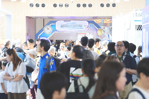 ◎ 十月廿四日,「創新科技嘉年華二0二六」在香港科學園開幕。今屆嘉年華由香港創新科技署主辦,以「創科領航夢想高飛」為主題,特設「航天專區」展示香港本地大學在航天科技相關的科研成果。為期九天的活動現場設有豐富多元的互動體驗與教育展區,全方位呈現香港創科實力,吸引不少市民到場參觀體驗。圖為創新科技嘉年華現場。(香港中通社記者 鄧梓傑 攝)