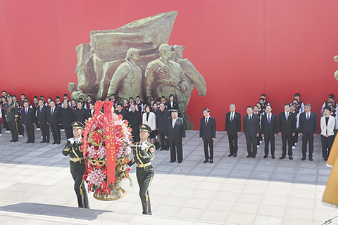 ◎ 十月廿四日,中共中央政治局常委、全國政協主席王滬寧陪同朝鮮勞動黨總書記、國務委員會委員長金正恩訪問丹東,轉達習近平總書記、國家主席的親切問候和良好祝願。這是王滬寧陪同金正恩向抗美援朝紀念塔敬獻花籃。(新華社記者姚大偉 攝)