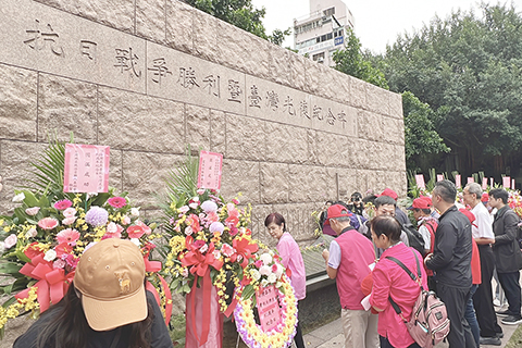 ◎ 十月廿五日,台灣多個民間團體在台北中山堂前廣場舉行紀念台灣光復八十一周年活動。圖為民眾向廣場上的抗日戰爭勝利暨台灣光復紀念碑獻花。(中新社記者路梅 攝)