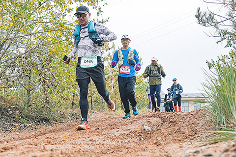 ◎ 巨人之旅山地越野賽日前在青海樂都南涼公園打響。賽事與意大利GTC超級越野賽IP聯名,設四十五公里高原挑戰組和二十五公里康養浪山組。賽道全程位於海拔二千米以上高原環境,選手在競賽中感受「低氧療癒」。圖為選手在比賽中。(中新社記者 張忠蘋 攝)