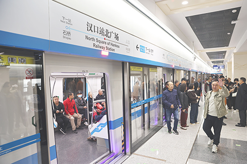 ◎ 十月廿九日上午,武漢地鐵十二號線二期開通初期運營。(張暢 攝)