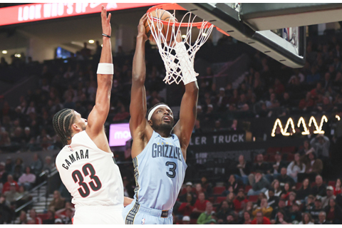 ◎ 十月二十九日,在俄勒岡州波特蘭舉行的NBA籃球比賽上半場,孟菲斯灰熊隊前鋒杰拉米.格蘭(3號)扣籃,突破波特蘭拓荒者隊前鋒圖馬尼.卡馬拉(33號)防守。(美聯社照片/阿曼達洛曼)