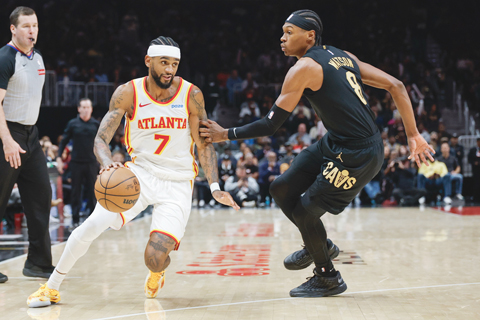 ◎ 十月二十九日,,在阿特蘭大舉行的NBA籃球比賽下半場,阿特蘭大鷹隊後衛尼基爾.亞歷山大-沃克(7號)帶球突破克里夫蘭騎士隊後衛佩頓.沃森(8號)的防守。(美聯社/埃里克.S.萊瑟)