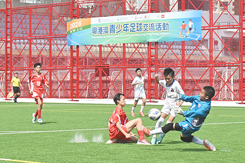 ◎ 粵港澳三地青少年足球交流賽首日交鋒戰情激烈。